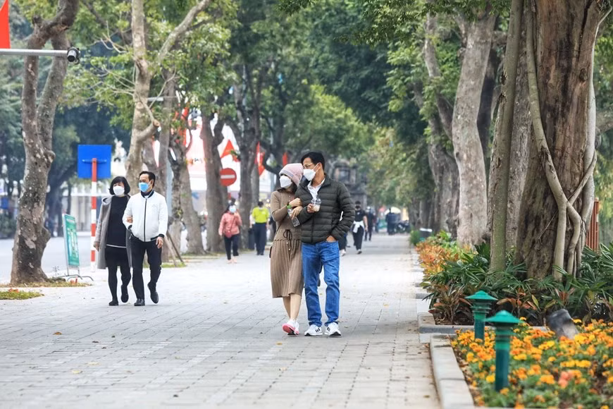 Người dân đi dạo ngày đầu năm trên hồ Hoàn Kiếm. (Ảnh: Tuấn Anh/TTXVN)