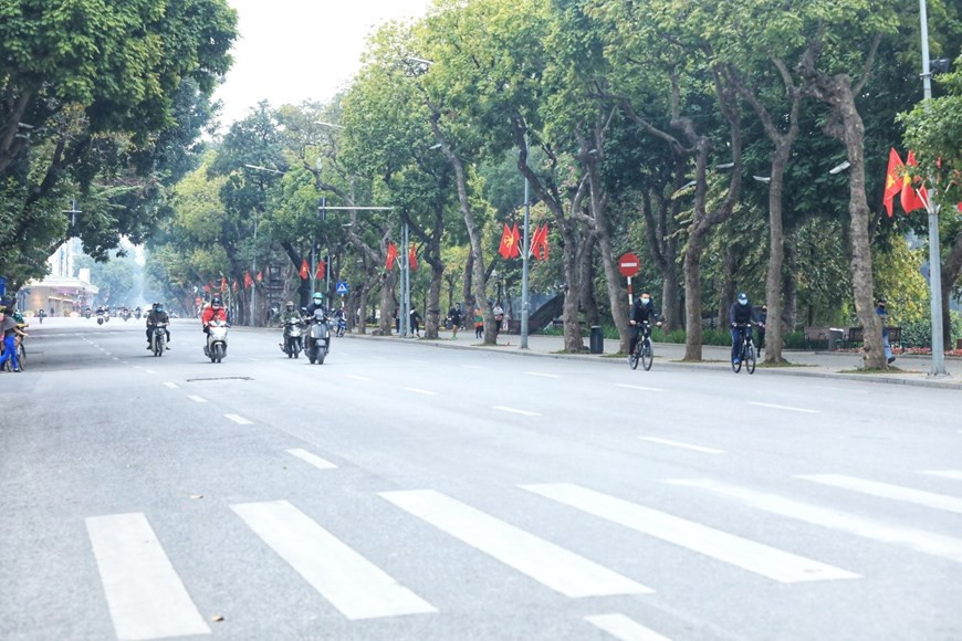 Đường phố vắng vẻ ngày đầu năm trên hồ Hoàn Kiếm. (Ảnh: Tuấn Anh/TTXVN)