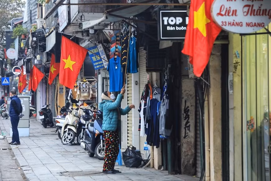 Một người bán hàng bày bán hàng hóa ngày đầu năm trên phố Hàng Đào. (Ảnh: Tuấn Anh/TTXVN)