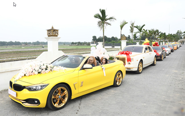 Đặc biệt, lễ kỷ niệm ngày cưới của vị đại gia Hải Dương còn gây “choáng” bởi dàn siêu xe bạc tỷ như Rolls-Royce Phantom, Land Rover Range Rover, Porsche Panamera, Mercedes-Benz S-Class, Bentley Continental Flying Spur, Lexus LS và BMW 4-Series... Ảnh: Dân Việt