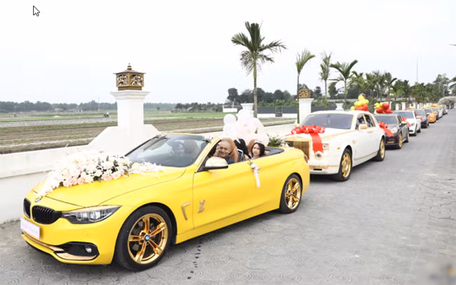 Đặc biệt, lễ kỷ niệm ngày cưới của vị đại gia Hải Dương còn gây “choáng” bởi dàn siêu xe bạc tỷ như Rolls-Royce Phantom, Land Rover Range Rover, Porsche Panamera, Mercedes-Benz S-Class, Bentley Continental Flying Spur, Lexus LS và BMW 4-Series... Ảnh: Dân Việt