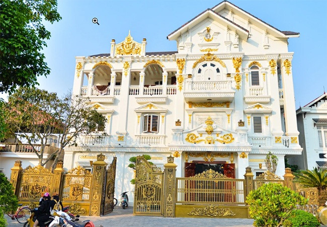 Anh sở hữu một căn biệt thự bể thế với nhiều chi tiết "mạ vàng" lấp lánh. Ảnh: Internet