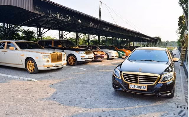 Bên cạnh đó, anh còn sở hữu dàn siêu xe với khoảng 30 ô tô các loại như Rolls-Royce Phantom, Land Rover Range Rover, Porsche Panamera, Mercedes-Benz S-Class, Bentley Continental Flying Spur, Lexus LS và BMW 4-Series...các chi tiết trên xe đều được mạ vàng 24k. Ảnh: Pháp luật &amp; bạn đọc