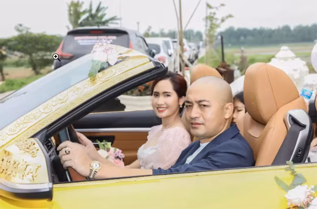 Đại gia buôn lợn nức tiếng Hải Dương từng thu hút sự chú ý của cộng đồng mạng khi tổ chức bữa tiệc kỷ niệm 15 năm ngày cưới hoành tráng trong khuôn viên tư gia rộng hàng nghìn mét vuông. Ảnh: Dân Việt