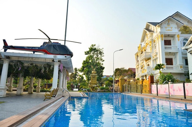 Mô hình trực thăng, du thuyền đặt trong khuôn viên cơ ngoi của vị đại gia. Ảnh: Pháp luật &amp; bạn đọc