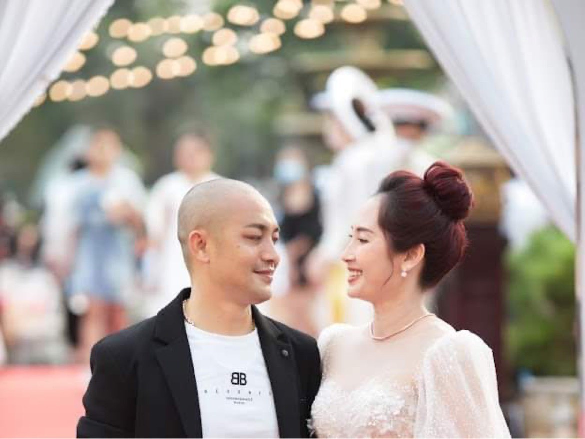 Tuy giàu có nhưng anh Chiến sống khá giản dị. Người ta thường thấy anh đi xe đạp điện sáng ra quán ăn bát phở 25.000 đồng, gặp ai cũng niềm nở hỏi, chào. Công luận