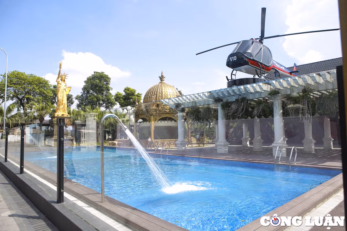 Tại khu vực công viên, mặt trước khá thoáng có hồ bơi, mô hình trực thăng, bể cá khủng và tượng dát vàng...Ảnh: Công luận