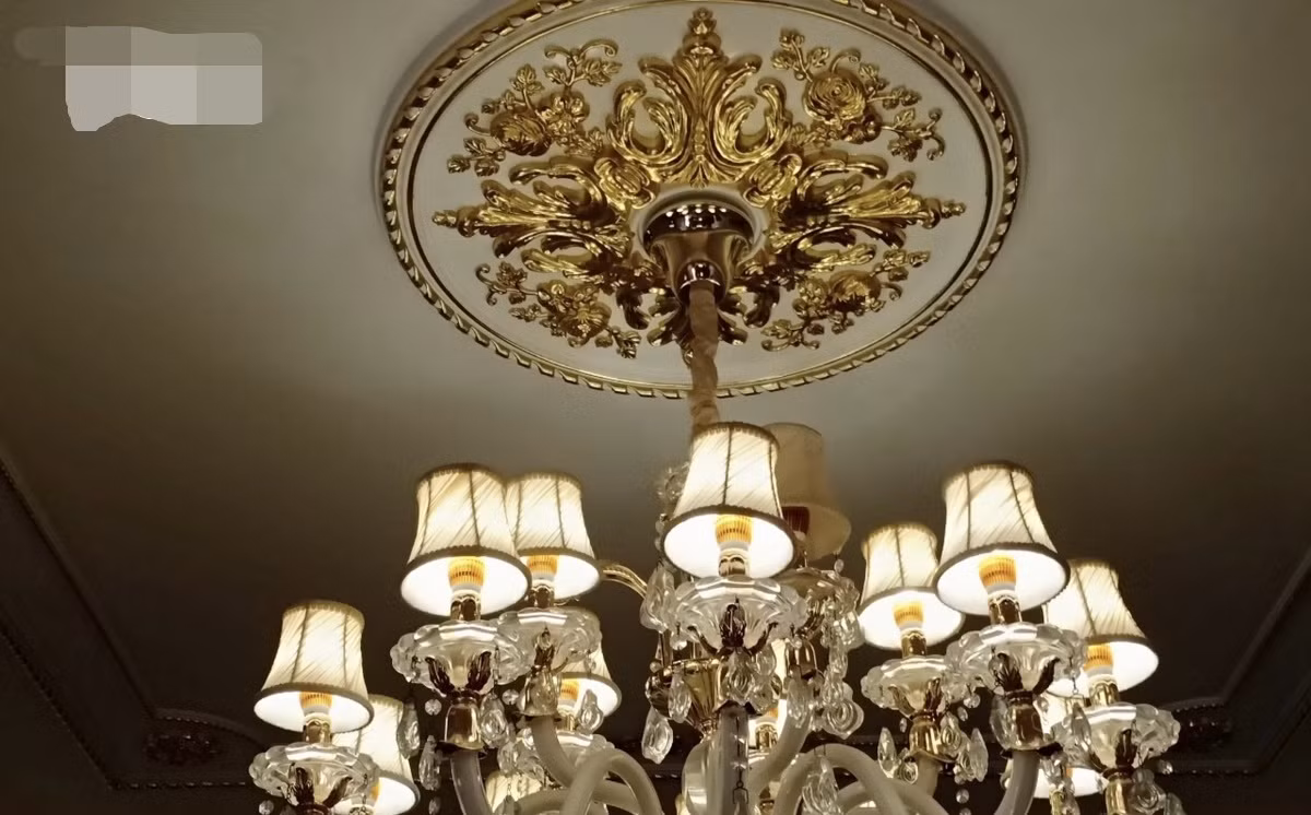 Hoạ tiết phía trên đèn chùm cũng được cho là dát vàng. Ảnh: VOV
