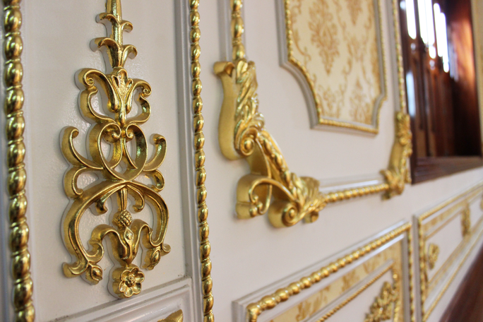 Các chi tiết ốp vàng 24k. Ảnh: Người lao động