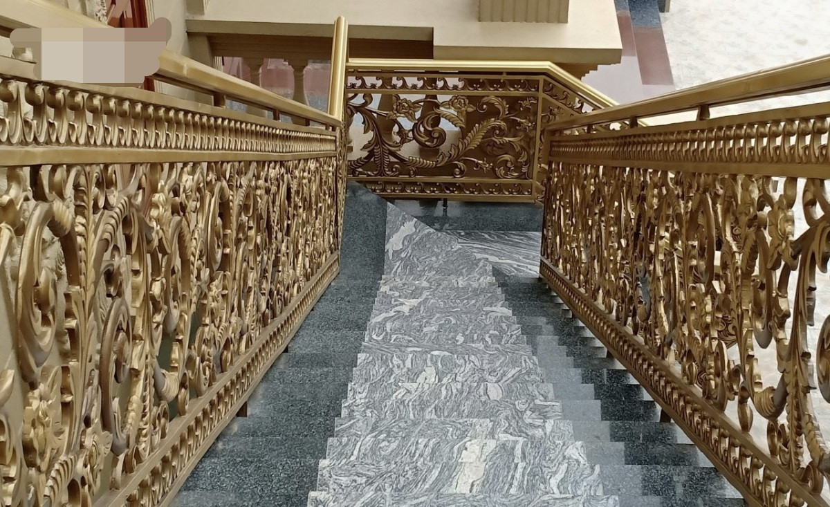 Bên trong biệt thự, hệ thống tay vịn cầu thang nổi bật với họa tiết cầu kỳ. Ảnh; VOV