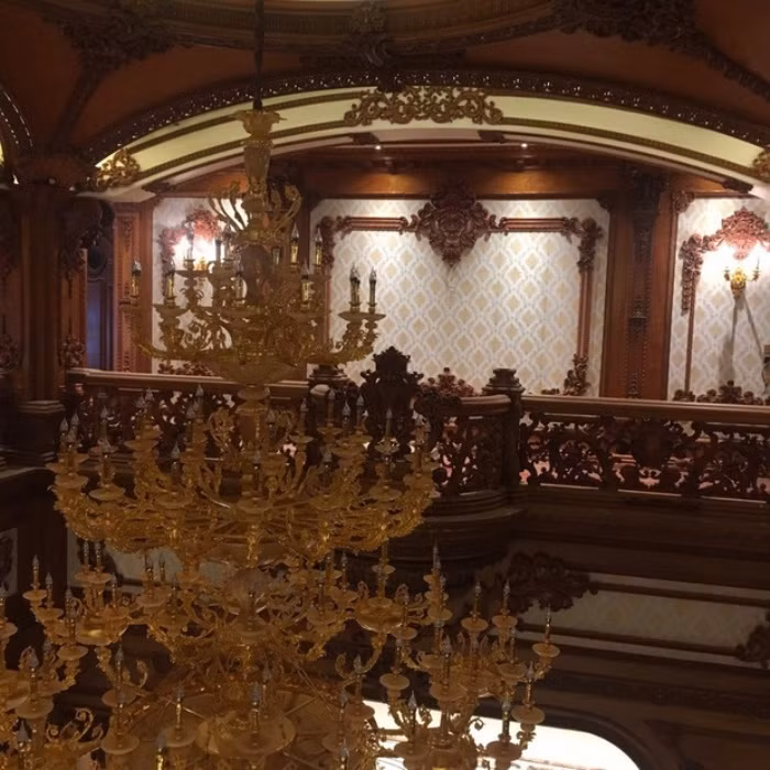 Nội thất bên trong toà lâu đài chủ yếu là gỗ quý và đá nguyên khối được chuyển từ nhiều nơi trên cả nước về. Ảnh: Pháp luật Việt Nam