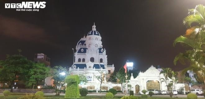 Toà biệt thự thiết kế theo phong cách châu Âu, hoa văn tinh xảo. Ảnh: VTCNew