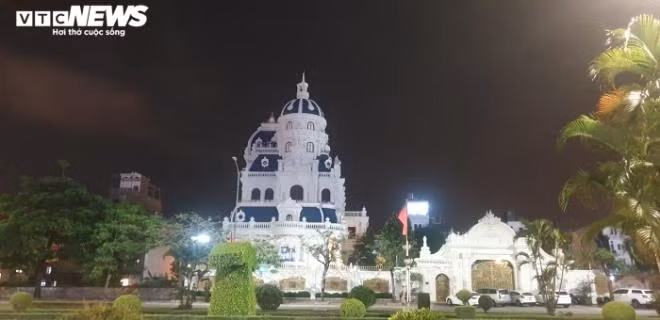 Toà biệt thự thiết kế theo phong cách châu Âu, hoa văn tinh xảo. Ảnh: VTCNew