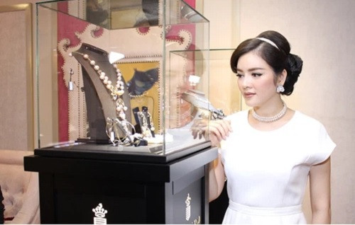 Lý Nhã Kỳ còn được mệnh danh là "nữ hoàng kim cương" của showbiz Việt với bộ sưu tập kim cương đồ sộ. Người cũng kinh doanh mặt hàng này và từng tiết lộ phải mua tới 5 cái két sắt mới đựng hết số kim cương trong nhà. Ảnh: Internet