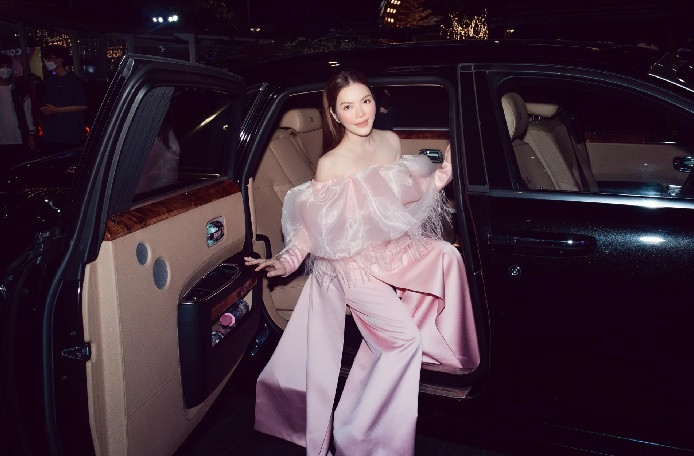 Người đẹp còn sở hữu trong gara của mình loạt siêu xe đình đám như chiếc Rolls-Royce Ghost (hơn 40 tỷ đồng), Jaguar F-Type R Convertible (hơn 11 tỷ đồng). Ảnh: Internet