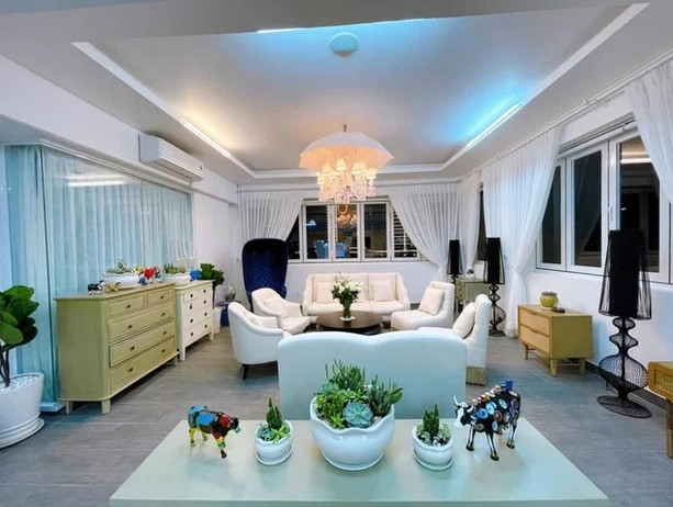 Mới đây, Lý Nhã Kỳ chuyển về một ngôi nhà mới có tông trắng chủ đạo. Trong nhà đầy đủ khu vui chơi giải trí, lounge, phòng ballroom để đãi tiệc sức chứa 100 khách...Ảnh: FBNV