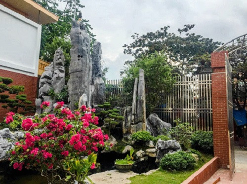 Bên trong khuôn viên lâu đài là hòn non bộ đẹp mắt. Ảnh: Vietnamnet