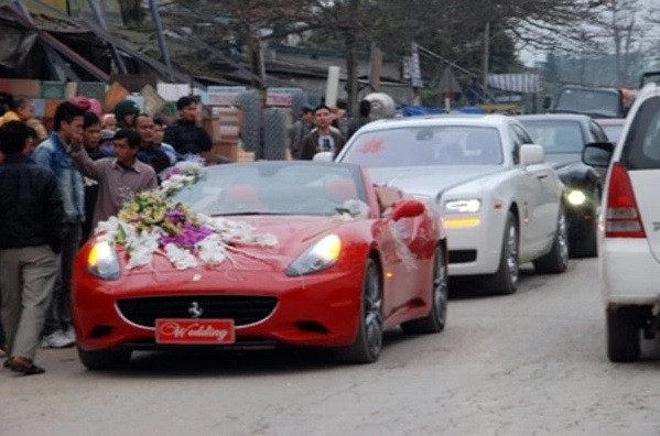 Đám cưới khiến cả một vùng quê xôn xao với dàn siêu xe đi rước dâu như Ferrari mui trần có giá hơn 10 tỷ đồng, hai siêu xe Rolls-Royce Phantom đen và trắng... cùng gần 100 xế sang các loại khiến một đoạn đường QL 8A tắc nghẽn. Ảnh: Internet