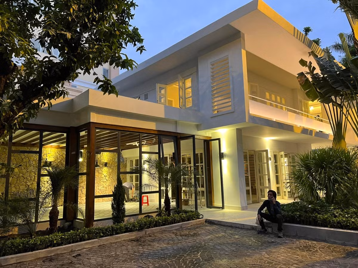 Không gian sống của vợ chồng Chi Bảo được thiết kế theo phong cách hiện đại, không gian mở, nhiều cây xanh. Ảnh: Ngoisao