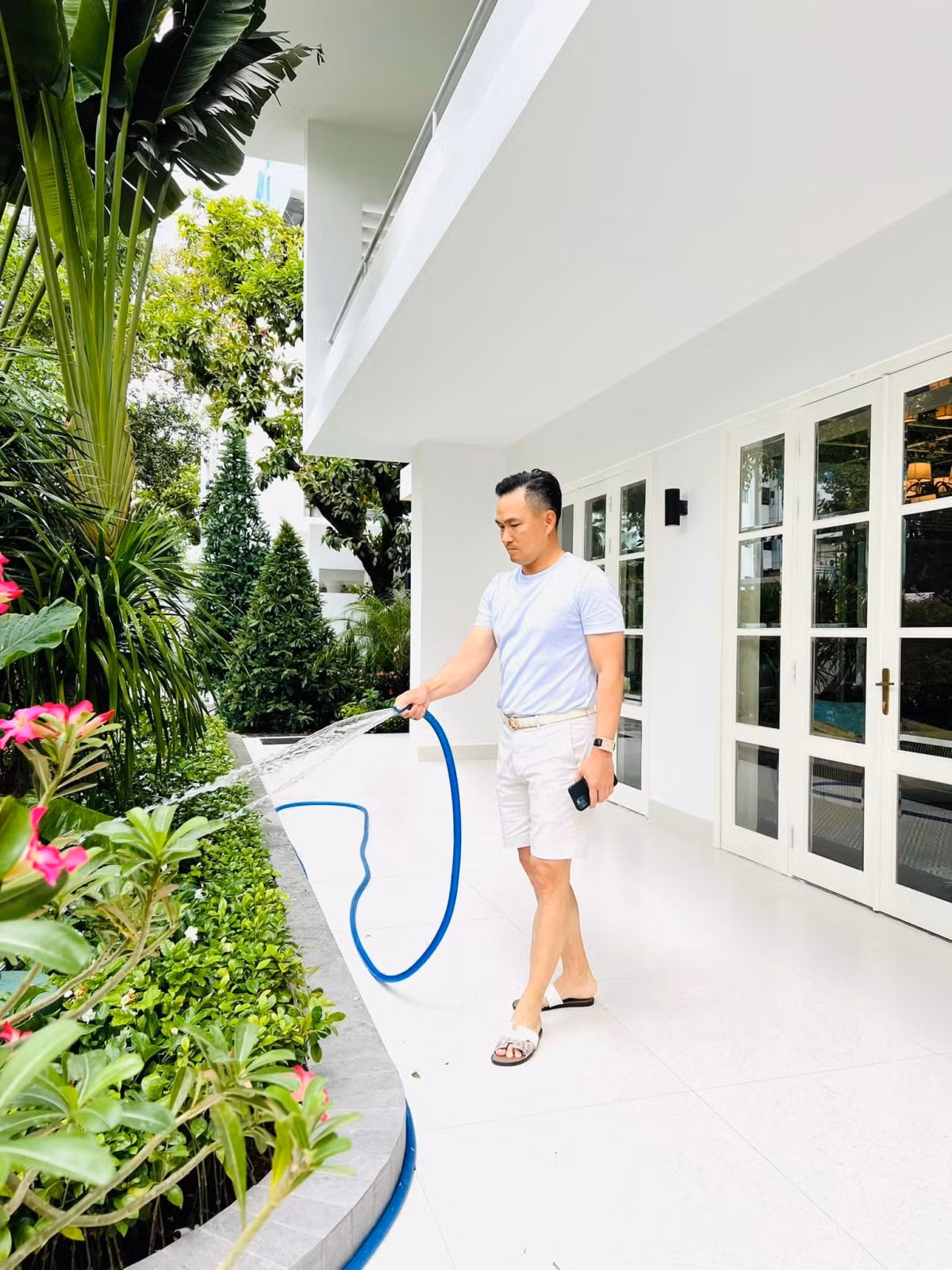 Cuối tuần, diễn viên Chi Bảo cùng bà xã thư giãn bên khu vườn xanh mướt. Ảnh: Ngoisao