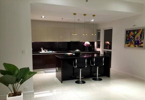 Khu vực bếp đầy đủ các vật dụng cần thiết như: bếp gas, máy rửa chén tự động, máy lọc nước...Ảnh: FBNV