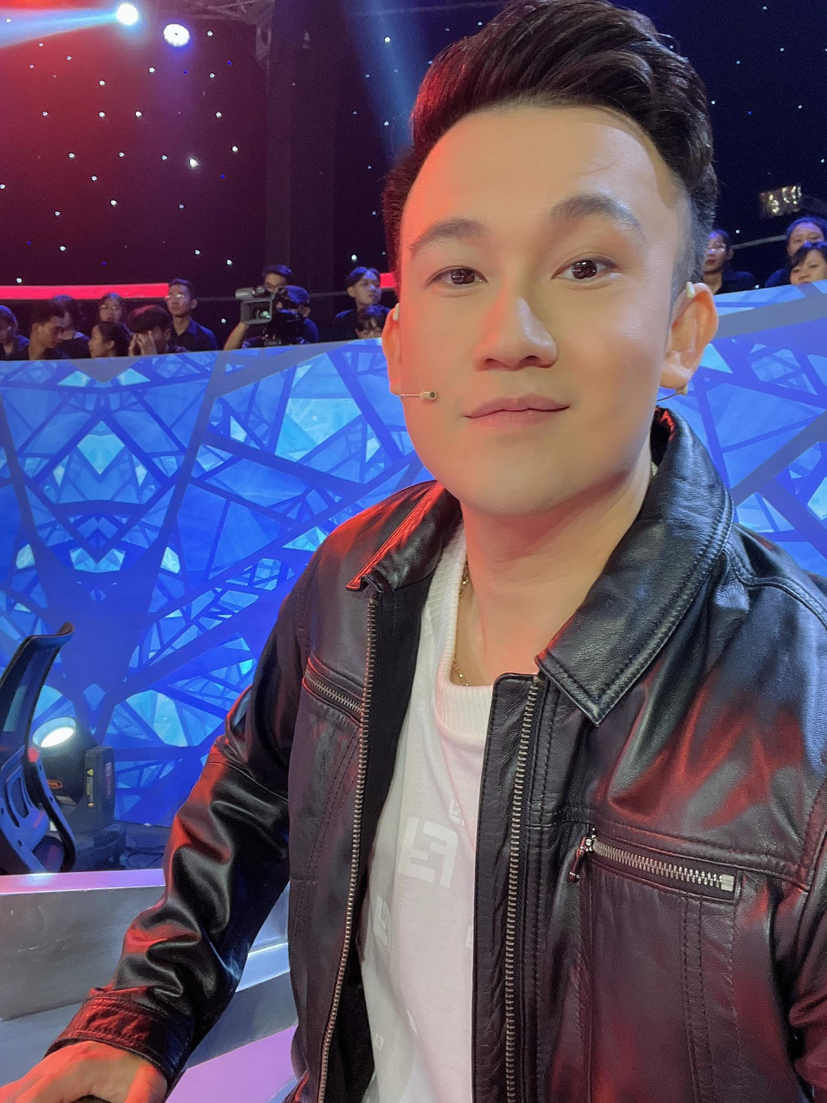 Mới đây, Dương Triệu Vũ vướng tin đồn anh cố tình chơi xấu để Quốc Thiên bị trục xuất khỏi Mỹ. Tuy nhiên, nam ca sĩ đã lên tiếng kể rõ quá trình chuyến bay chung và khẳng định tin đồn anh thông báo cho an ninh sân bay rằng visa của Quốc Thiên có vấn đề là hoàn toàn bịa đặt. Ảnh: FBNV