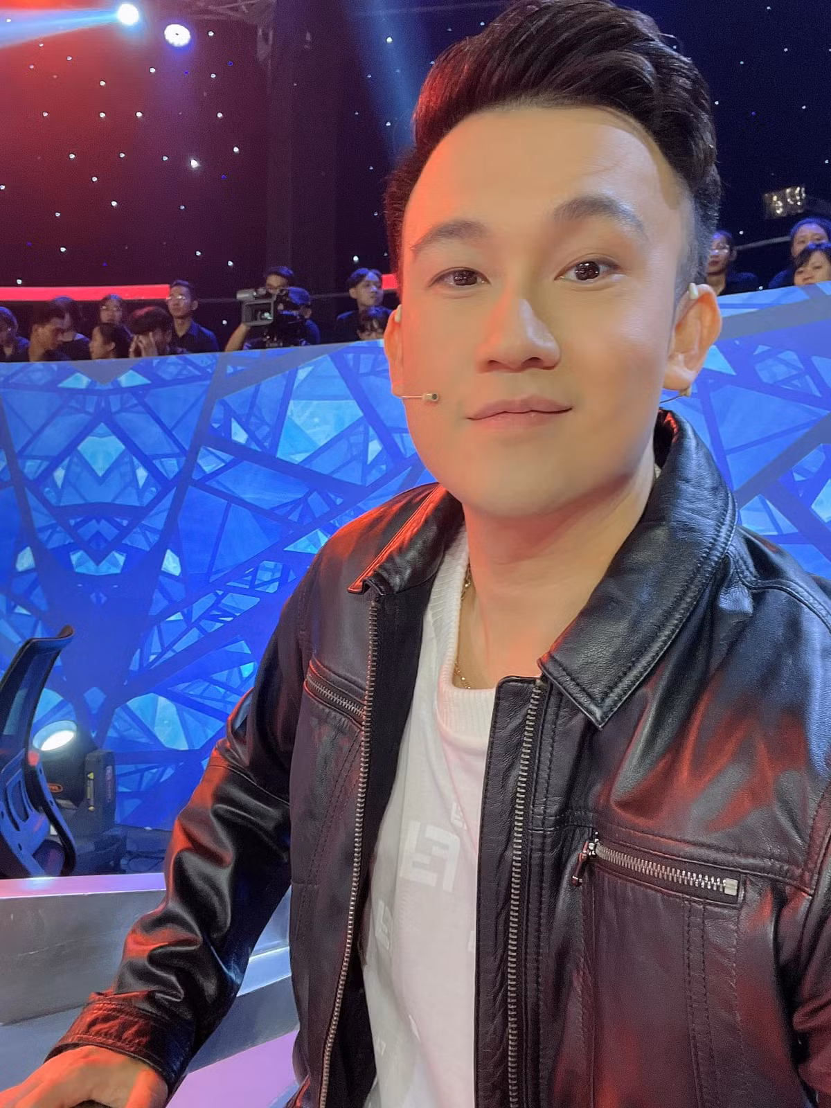 Mới đây, Dương Triệu Vũ vướng tin đồn anh cố tình chơi xấu để Quốc Thiên bị trục xuất khỏi Mỹ. Tuy nhiên, nam ca sĩ đã lên tiếng kể rõ quá trình chuyến bay chung và khẳng định tin đồn anh thông báo cho an ninh sân bay rằng visa của Quốc Thiên có vấn đề là hoàn toàn bịa đặt. Ảnh: FBNV