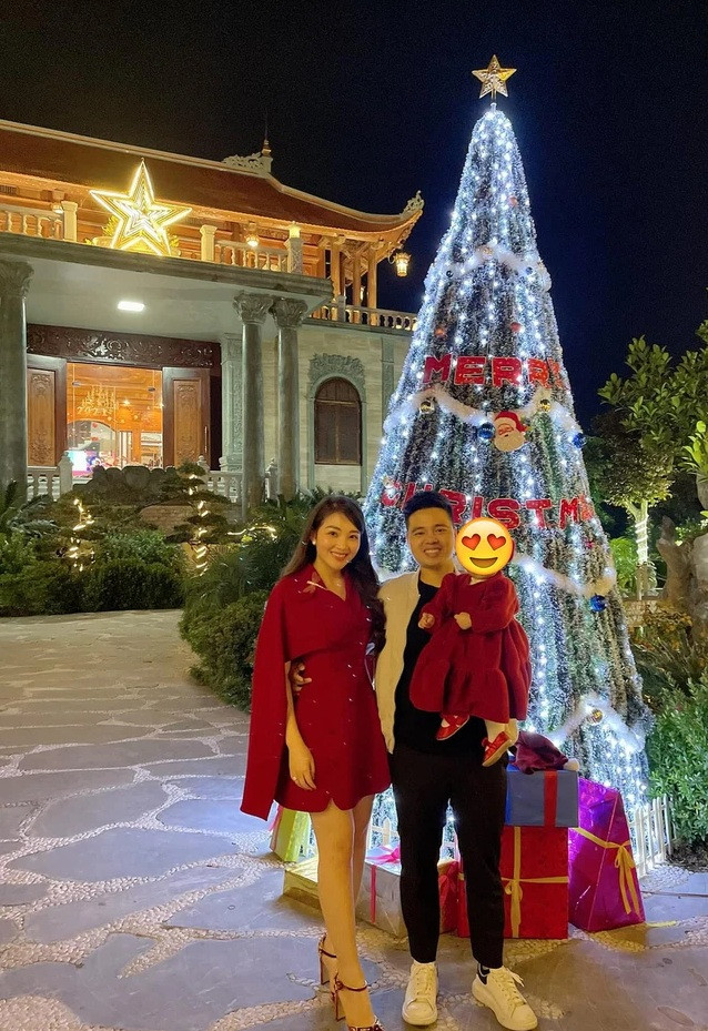 Vào dịp Giáng sinh, căn biệt thự của nhà chồng Thu Hương được trang hoàng lung linh. Ảnh: FBNV