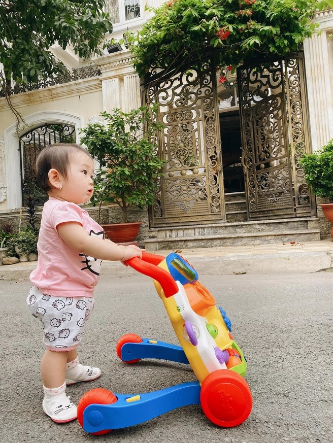 Căn biệt thự có màu trắng kem chủ đạo, gồm 3 tầng lầu. Cổng biệt thự thiết kế đẹp mắt, pha nét cổ điển. Ảnh: FBNV