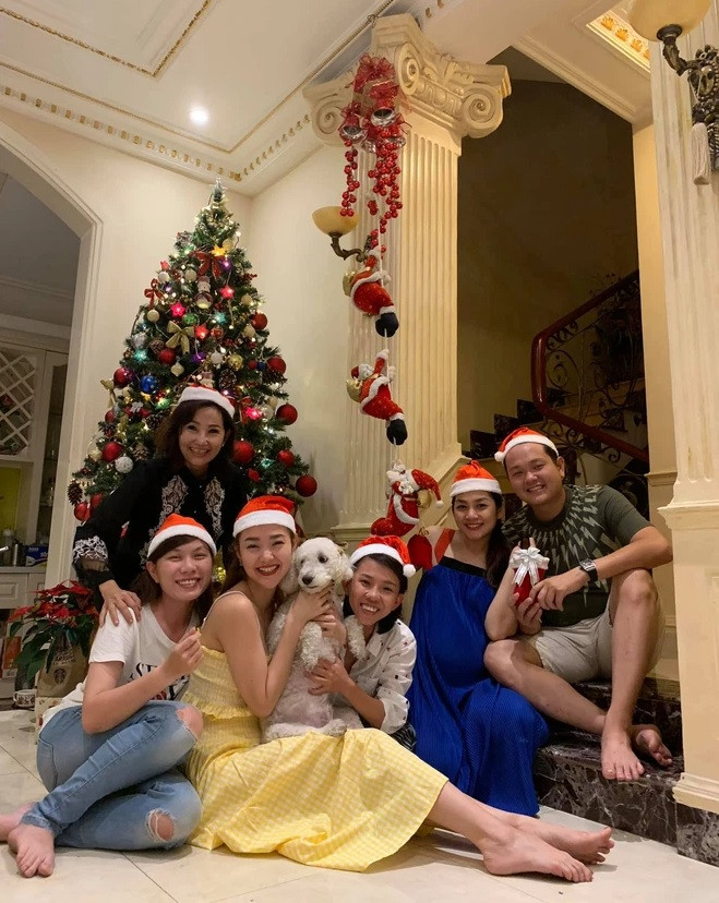 Ở bên trong, Minh Hằng chọn màu tường kem chủ đạo, tạo nên không gian sáng, sang trọng và ấm cúng. Ảnh: FBNV