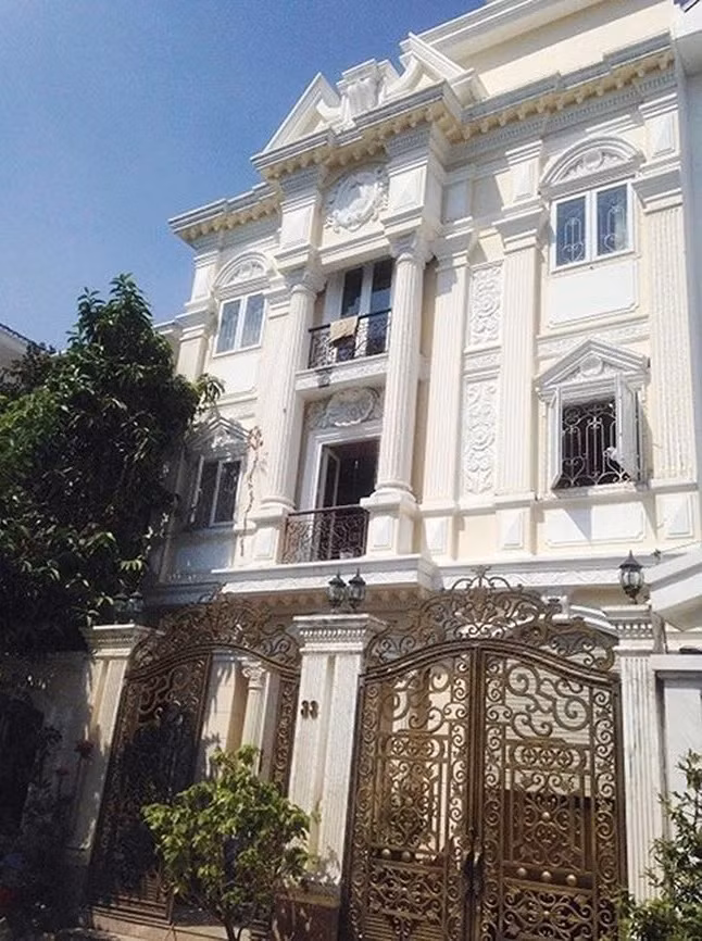 Trước khi kết hôn với doanh nhân hơn 10 tuổi, ca sĩ Minh Hằng đã sở hữu khối tài sản kếch xù. Trong đó, nổi bật nhất là căn biệt thự nguy nga như toà lâu đài ở vị trí đắt đỏ tại TP HCM. Ảnh: FBNV