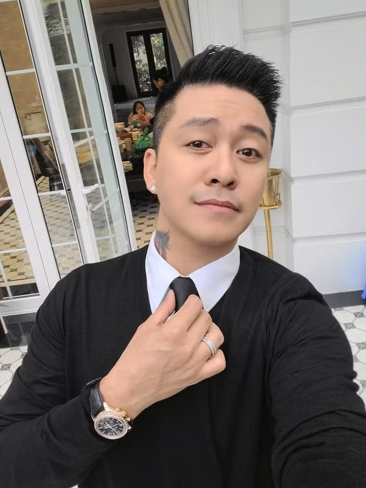 Nam ca sĩ còn có bộ sưu tập đồng hồ đáng ngưỡng mộ. Những chiếc đồng hồ anh đeo trên tay thường có từ trăm triệu đến vài tỷ đồng. Ảnh; FBNV