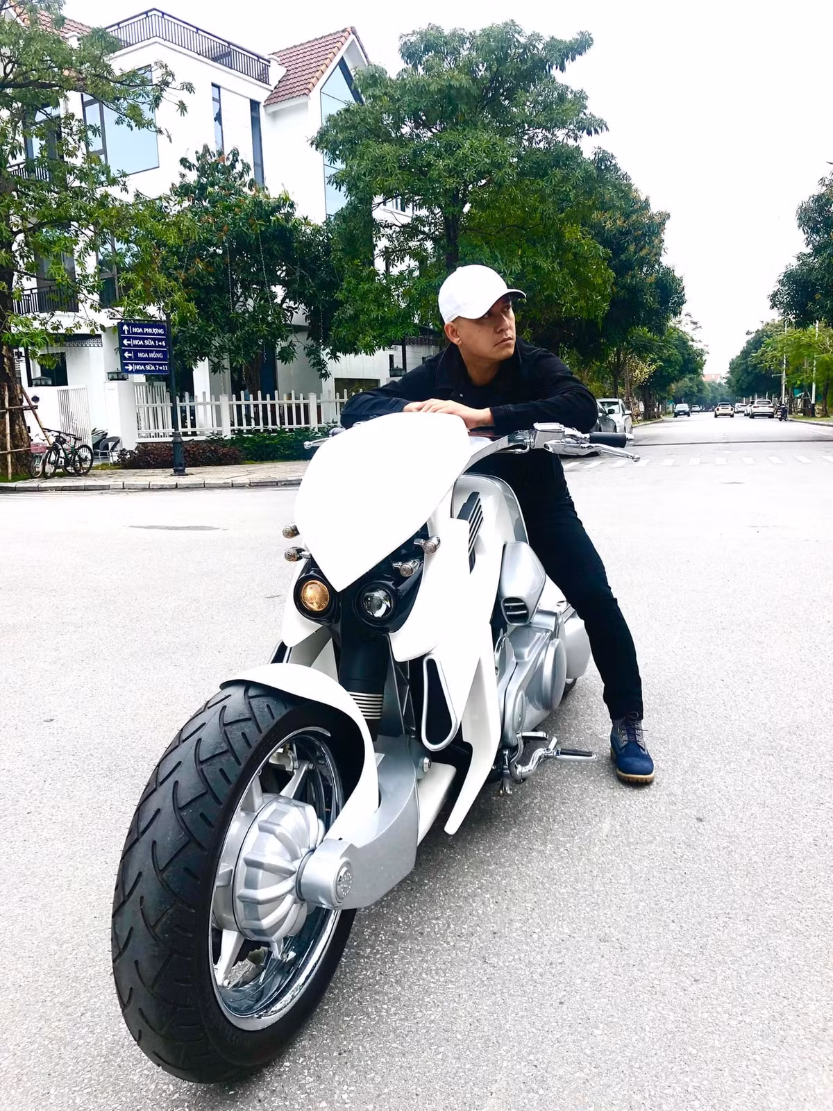 Ngoài ra, Tuấn Hưng đang sở hữu 2 chiếc xe đắt tiền khác, gồm mô tô 'khủng long' V-Rex Travertson giá hơn 2 tỷ đồng và "chuyên cơ mặt đất" Toyota Alphard 2020 trị giá hơn 4,5 tỷ đồng mua vào tháng 7/2020. Ảnh; FBNV