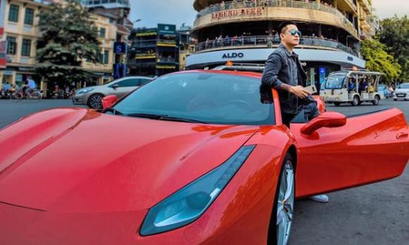 Ngoài bất động sản, Tuấn Hưng được xem là tay chơi siêu xe thứ thiệt của showbiz Việt. Năm 2017, nam ca sĩ sở hữu siêu xe Ferrari trị giá lên tới hơn 15 tỷ đồng. Ảnh: FBNV