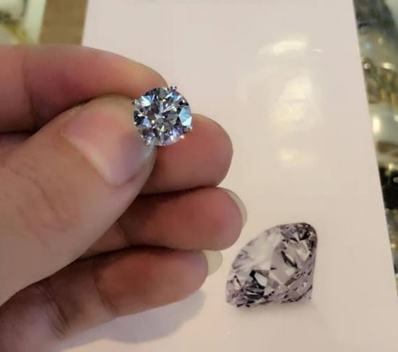 Dịp sinh nhật tuổi 40, Tuấn Hưng đã tự thưởng cho mình viên kim cương có trị giá lên tới 7 tỷ đồng. Ảnh; FBNV