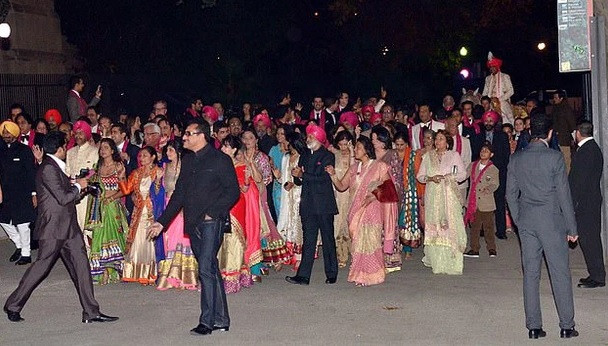 Năm 2013, tỷ phú Pramod Mittal không ngại chi 50 triệu bảng Anh (tương đương gần 1.500 tỷ đồng theo tỷ giá hiện nay) để tổ chức một đám cưới xa hoa chưa từng thấy cho con gái. Ảnh: Getty Image