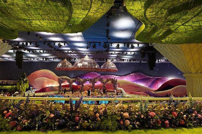 Không gian tiệc cưới được trang hoàng vô cùng xa hoa và công phu bằng hàng chục nghìn bông hoa tươi được vận chuyển từ nước ngoài về. Ảnh: Indian Times