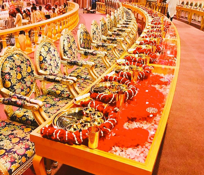 Không chỉ đám cưới con gái, tỷ phú giàu nhất Châu Á cũng dành những gì xa hoa, lộng lẫy nhất cho đám cưới của cậu con trai cả Akash Ambani. Ảnh: Indian Times