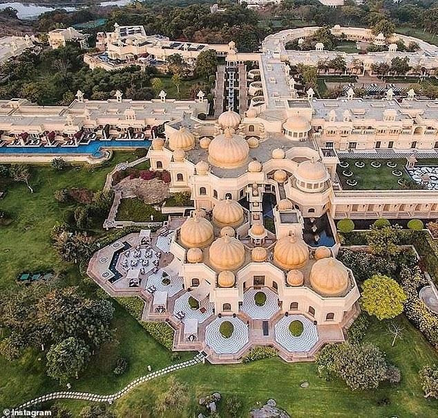 Thế nhưng, so với lễ đính hôn thì đám cưới mới là một trong những sự kiện khiến cả Châu Á phải ngưỡng mộ. Địa điểm tổ chức tiệc cưới là tòa cao cấp Antilia ở thành phố Mumbai với 27 tầng. Giá trị của tòa nhà được định giá khoảng 1 tỷ đô. Ảnh: Vogue