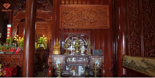 Trong không gian kiến trúc cổ quen thuộc còn có các bức tranh gỗ chạm khắc tinh xảo.