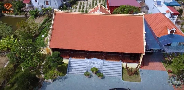 Nổi bật trên không gian sân vườn là căn nhà gỗ 5 gian sừng sững.