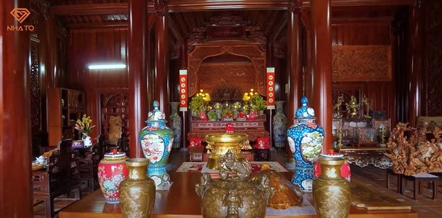 Tại gian thờ, gia chủ bày biện những chiếc bình gốm rất giá trị từ Nhật. Xen vào đó là mô hình trống đồng Đông Sơn quen thuộc của văn hóa người Việt cổ. Nguồn ảnh: chụp màn hình NhaTo