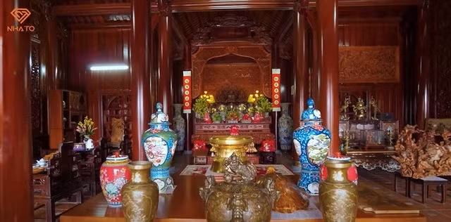 Tại gian thờ, gia chủ bày biện những chiếc bình gốm rất giá trị từ Nhật. Xen vào đó là mô hình trống đồng Đông Sơn quen thuộc của văn hóa người Việt cổ. Nguồn ảnh: chụp màn hình NhaTo