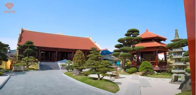 Bước qua cánh cổng là không gian vườn Nhật với nhiều cây cảnh đẹp mắt.