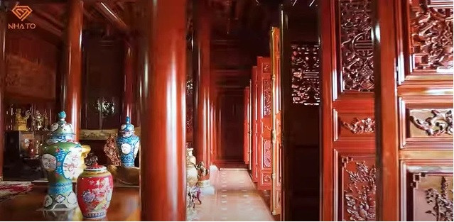 Toàn bộ ngôi nhà đều được làm từ gỗ, chủ yếu là gỗ căm - xe.