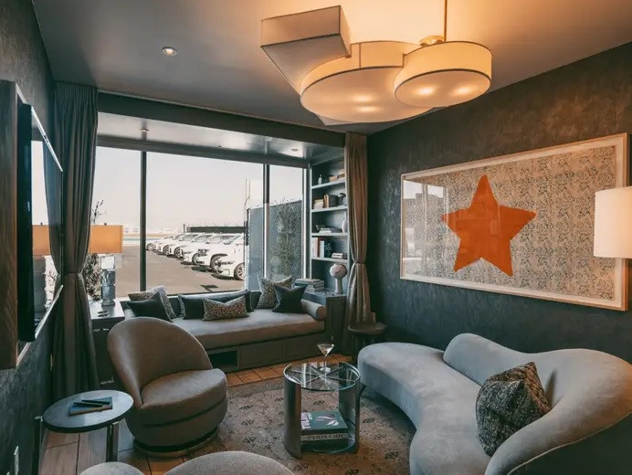 Phí đăng ký làm thẻ thành viên của dịch vụ này mỗi năm là 4.500 USD. Sau khi có thẻ, bạn sẽ được giảm giá chi phí ở căn phòng này xuống còn 2.700 USD (nội địa) và 3.000 USD (quốc tế).