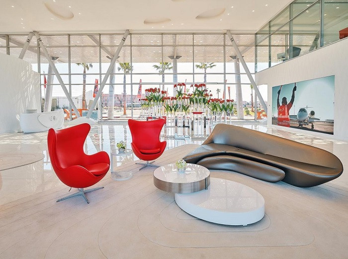 Thay vì phải đứng chờ đợi mòn mỏi để được kiểm tra trước khi lên máy bay, với 11.000 USD/giờ, hành khách sẽ được nghỉ ngơi trong căn phòng đặc biệt thiết kế theo phong cách của thập niên 70 pha trộn những nét đặc trưng của kỷ nguyên vũ trụ.