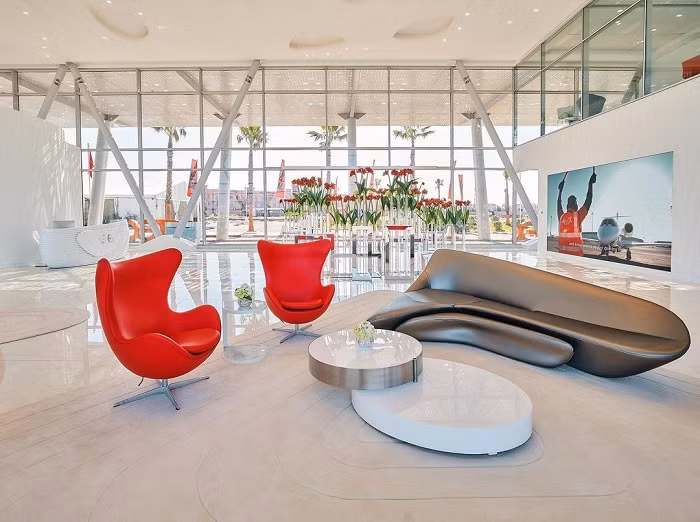 Thay vì phải đứng chờ đợi mòn mỏi để được kiểm tra trước khi lên máy bay, với 11.000 USD/giờ, hành khách sẽ được nghỉ ngơi trong căn phòng đặc biệt thiết kế theo phong cách của thập niên 70 pha trộn những nét đặc trưng của kỷ nguyên vũ trụ.