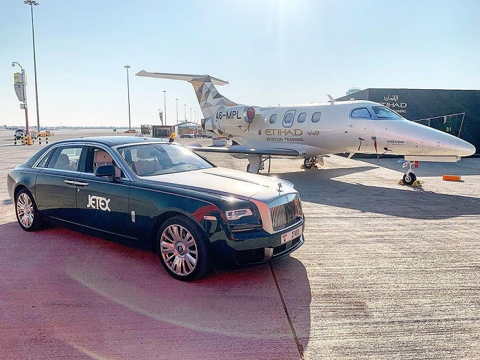 Hành khách sẽ được tài xế riêng đưa đến nhà ga bằng các loại xế sang như Bentley hay Roll Royces.