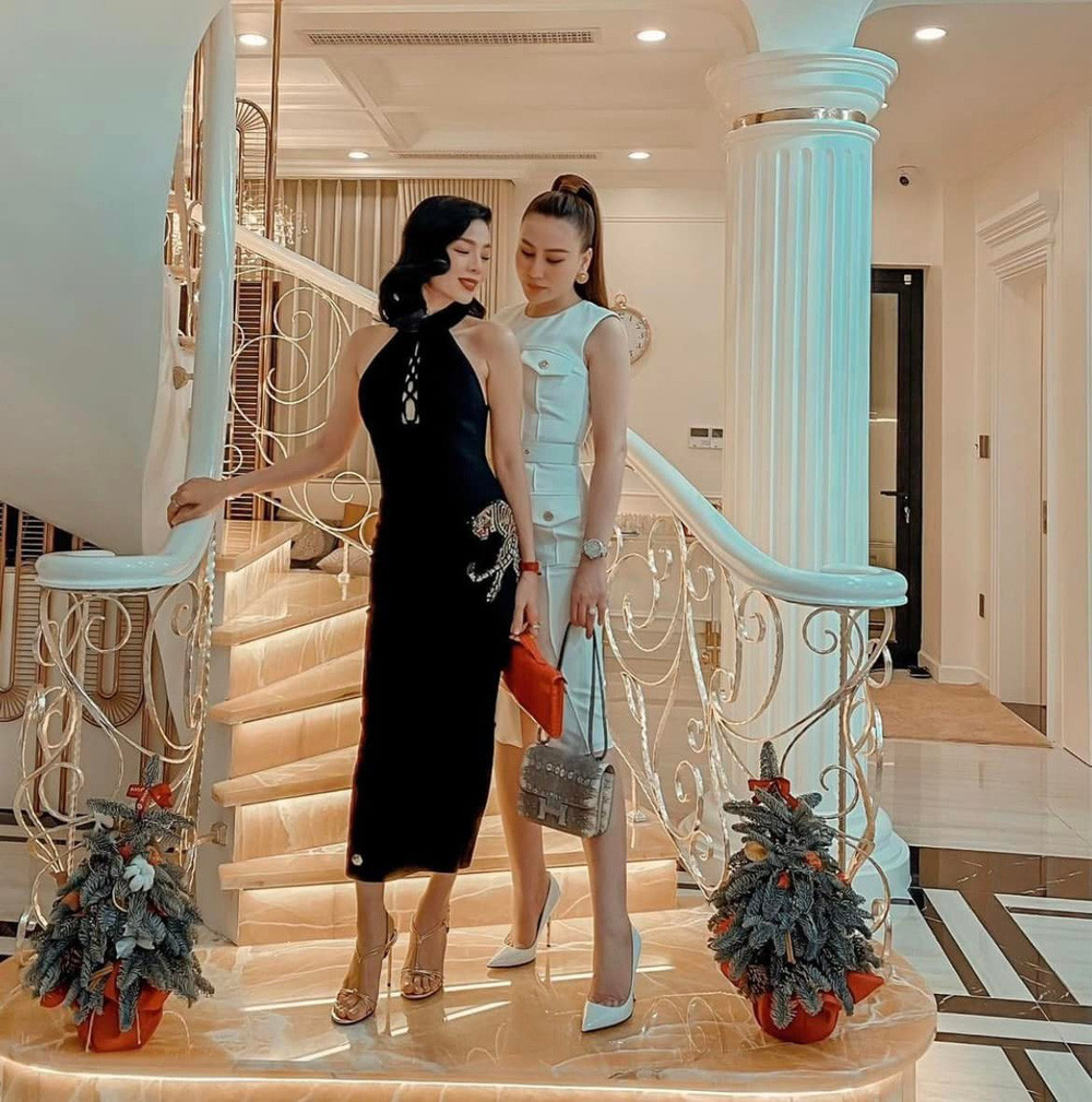 Chiếc cầu thang dát vàng cầu kì, xa hoa. Ảnh: FBNV